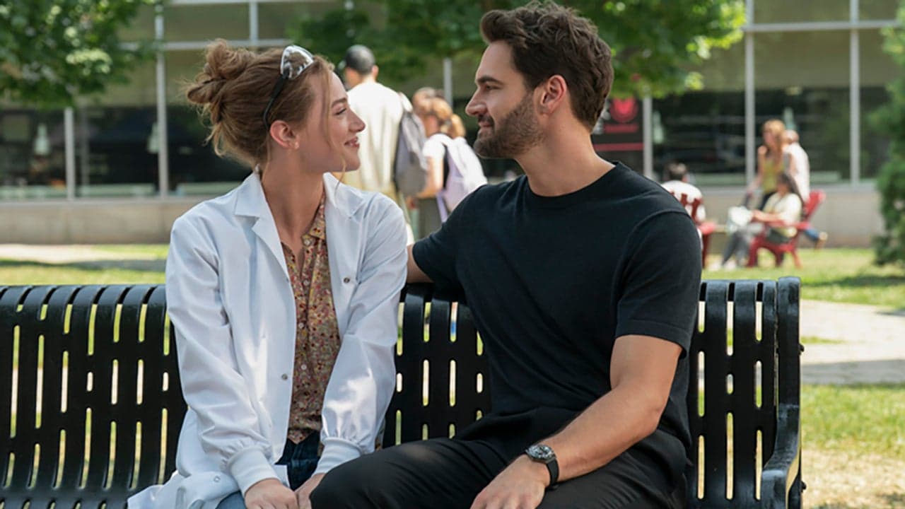 نقد و بررسی فیلم فرضیه عشق (The Love Hypothesis)