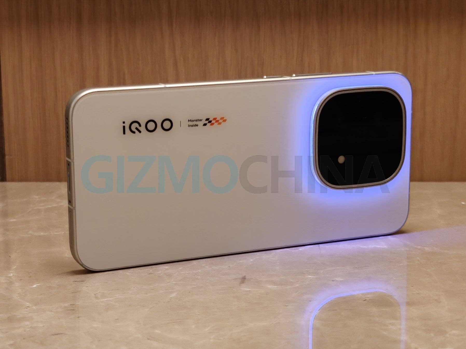 گوشی iQOO 16 با نمایشگر 2K و ۱۶۵ هرتزی میآید